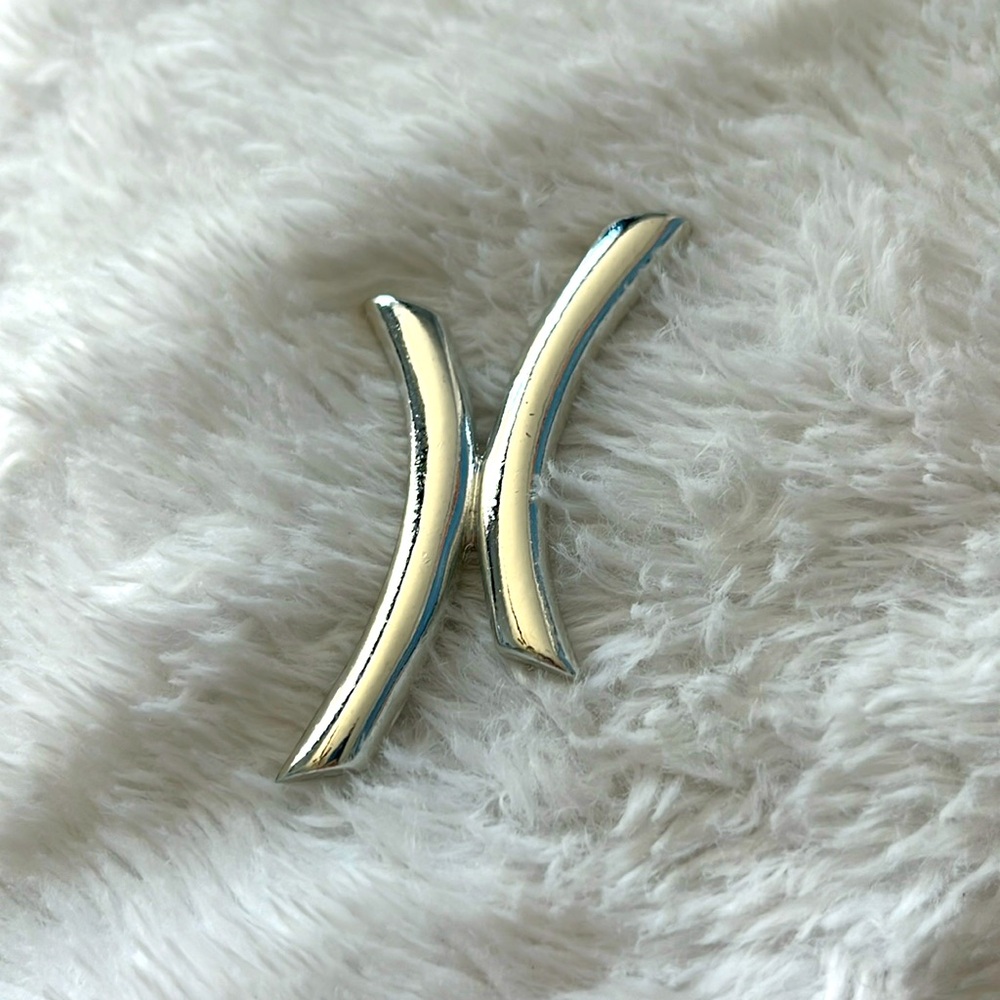🩶 Vintage ’80s Silver Tone Pin ✨
Retro vibes in all the right ways 💫